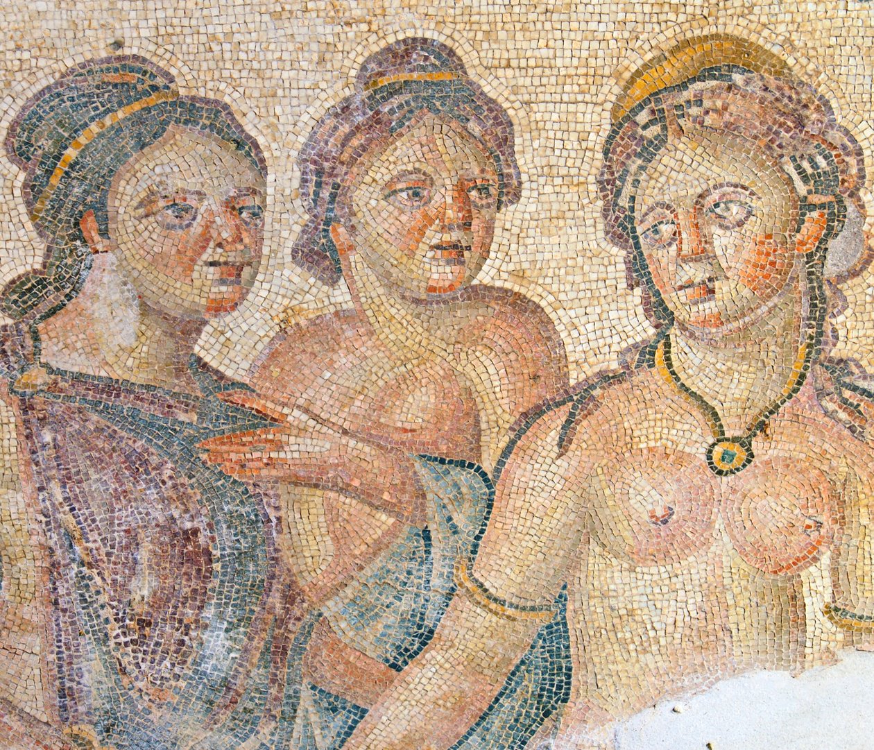 Leda a její služebné, detail z mozaiky Leda a Zeus, Dům Aion, Paphos, Kypr (mozaika) od Roman