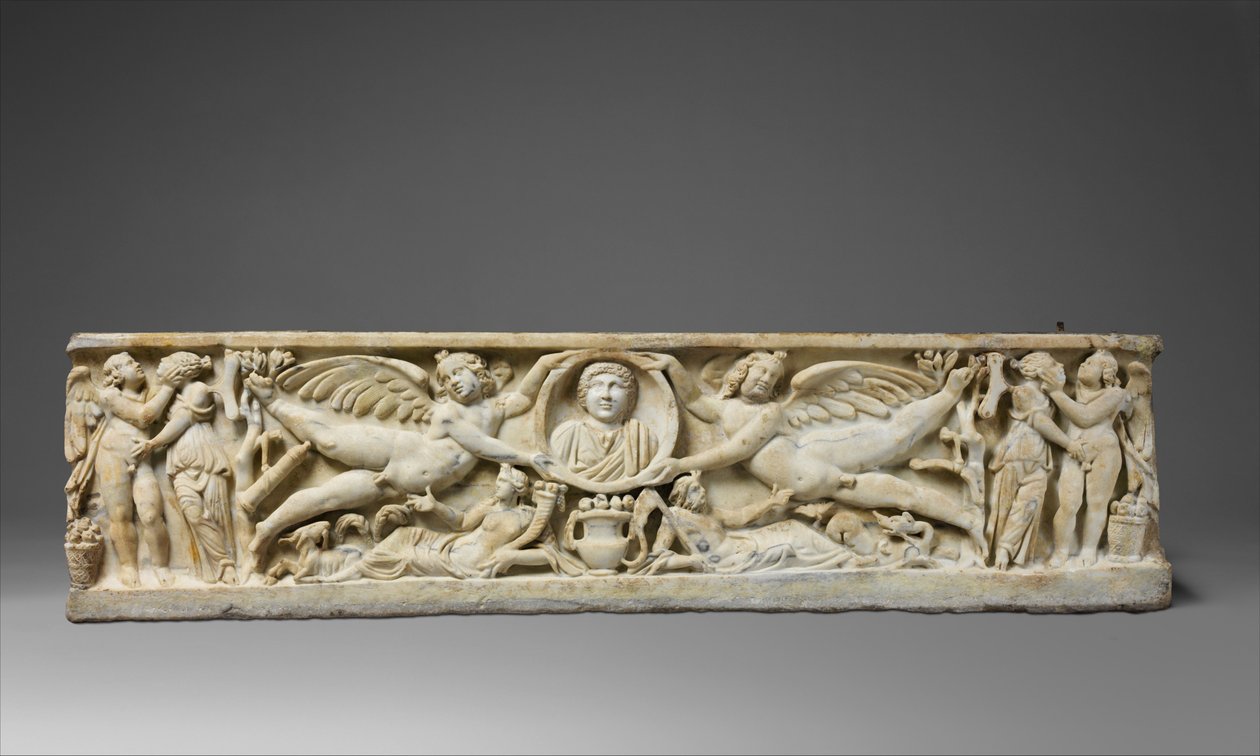 Mramorový sarkofág s létajícími eroty držící klipeův portrét, cca 190-200 n. l. (mramor) od Roman