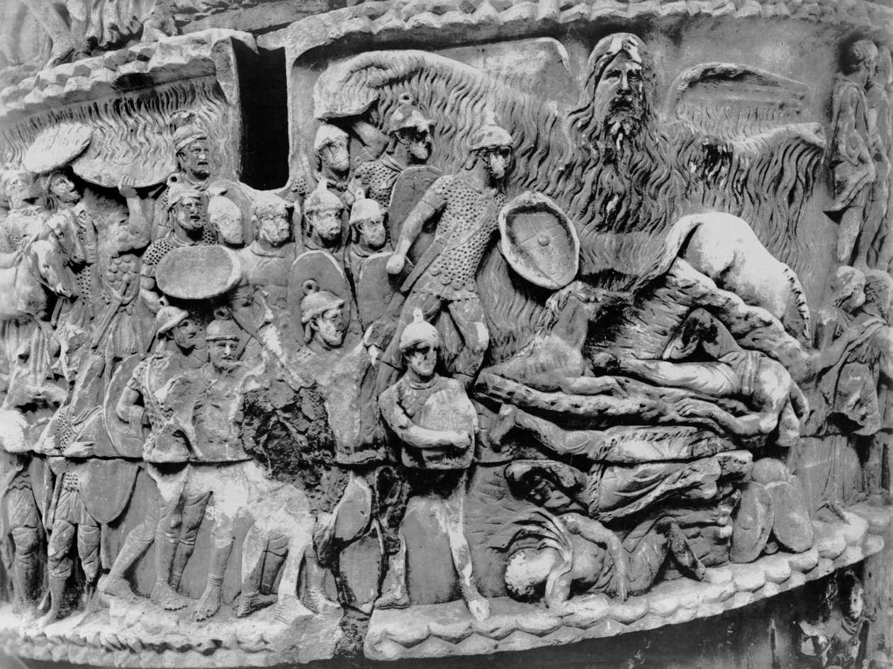 Zázračný déšť, detail ze sloupu Marca Aurelia, AD 180-196 (mramor) (černobílá fotografie) od Roman