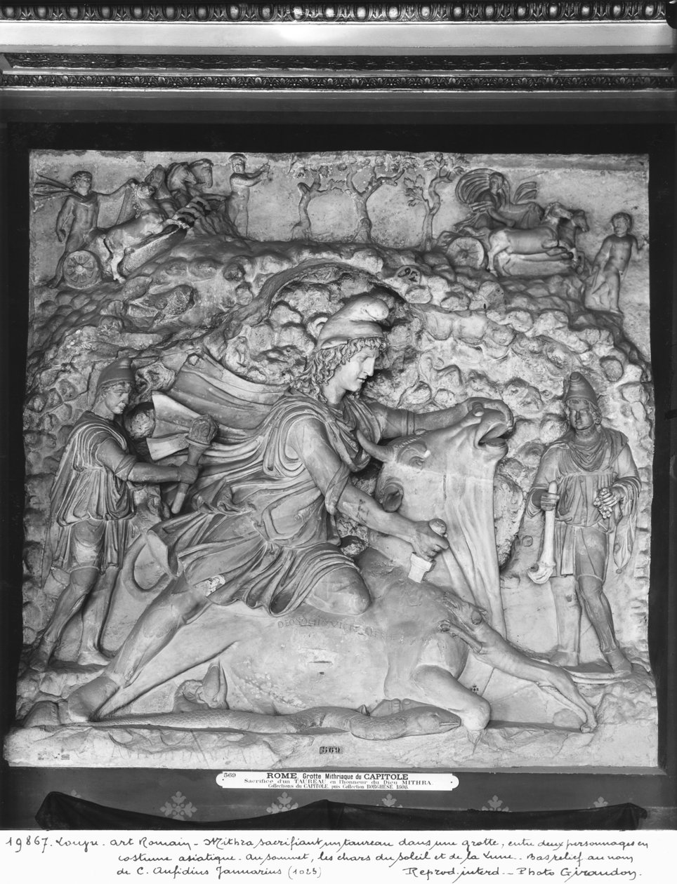 Mithras obětující býka v jeskyni mezi dvěma postavami v asijských kostýmech, 2.-3. století (mramor) (viz také 19140) od Roman