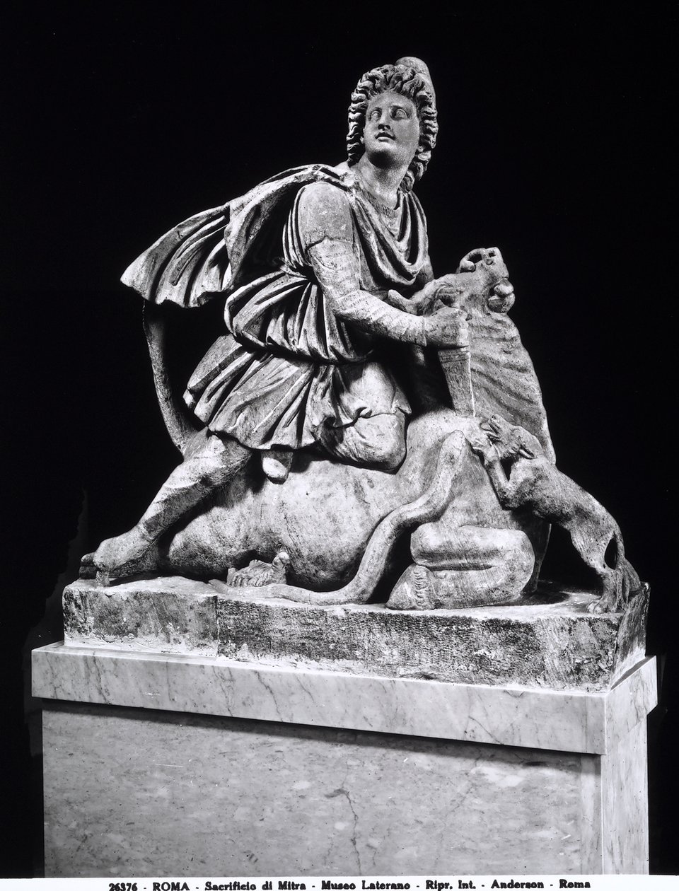 Mithra zabíjí býka (mramor) od Roman