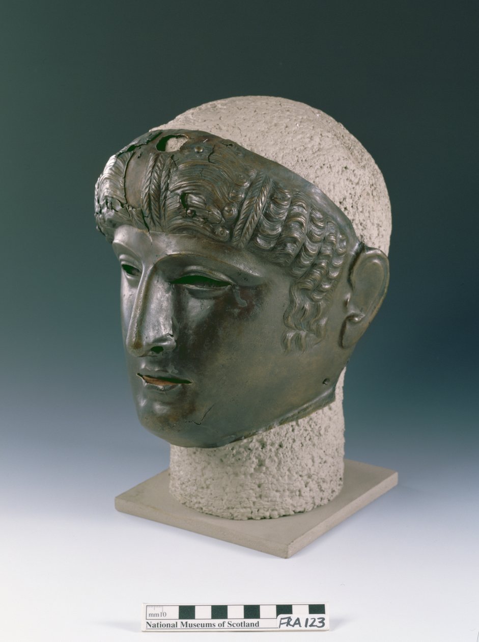 Přehlídková maska mladé mužské tváře, z římského naleziště v Newstead, Melrose, konec 1. století našeho letopočtu (bronz) od Roman