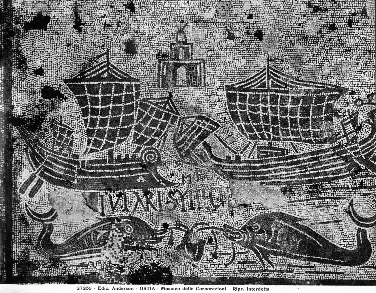Detail chodníku z Piazzale dell Corporazioni zobrazující námořní scénu (mozaika) od Roman