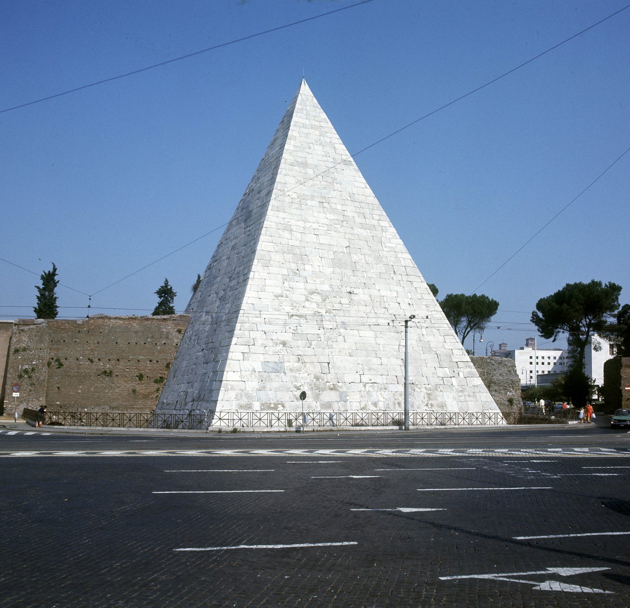 Cestiova pyramida, Řím od Roman