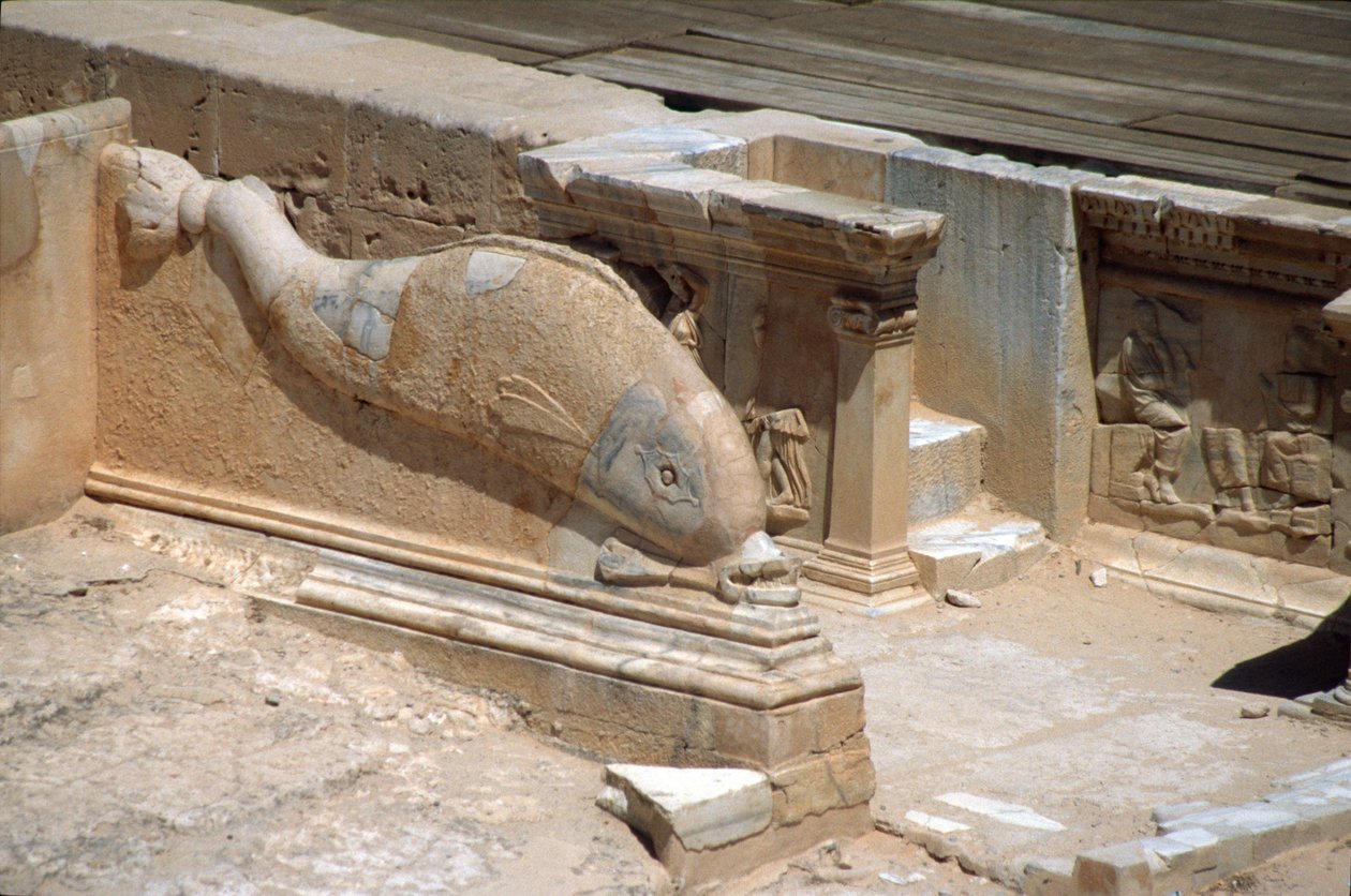 Reliéfní řezba delfína před jevištěm římského divadla (foto) od Roman