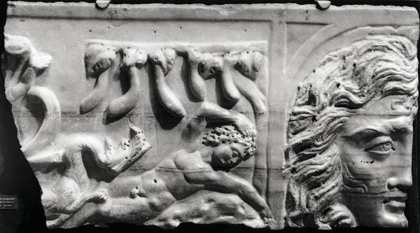 Reliéf zobrazující Jonáše a velrybu z katakomby sv. Priscilly v Římě od Roman