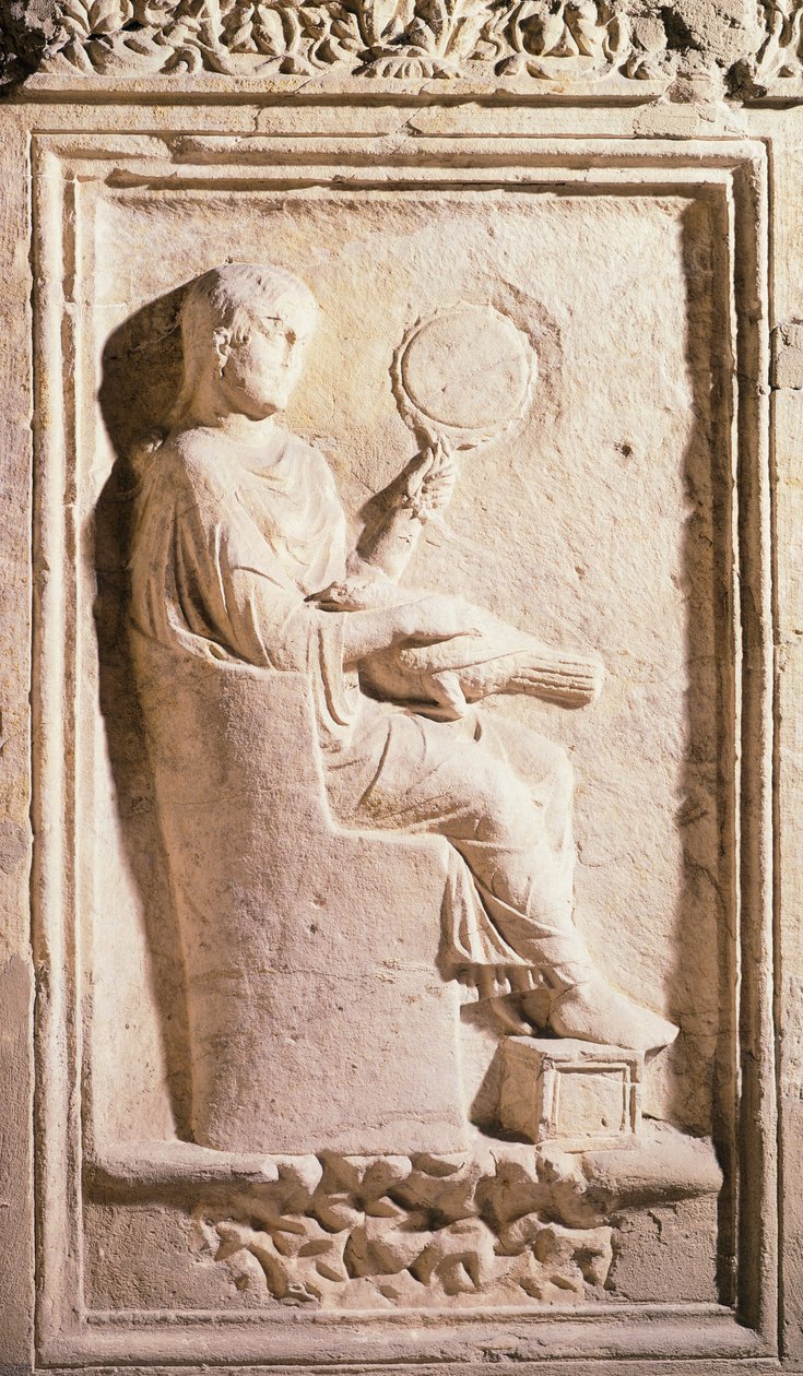 Reliéf zobrazující římskou dámu se zrcadlem od Roman