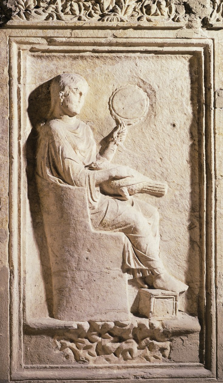 Reliéf zobrazující římskou dámu se zrcadlem (kámen) od Roman