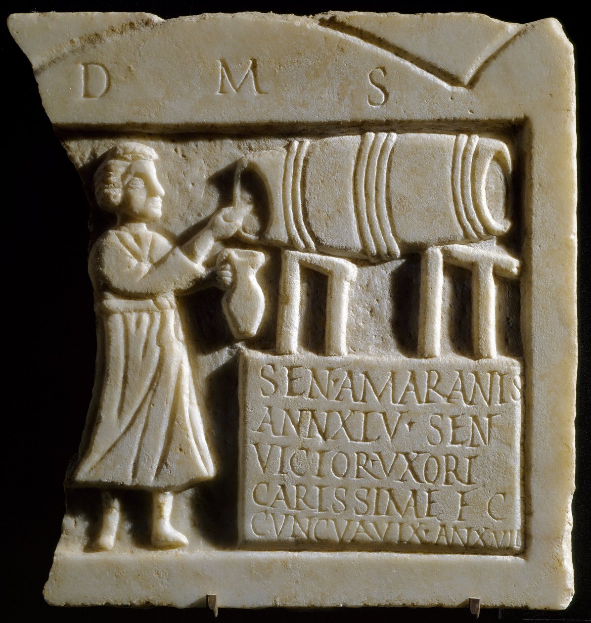 Reliéf zobrazující scénu z hospody (mramor) od Roman