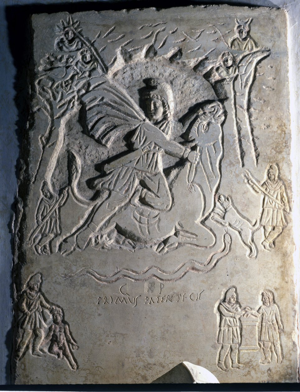 Reliéf zobrazující íránské božstvo Mithra (nebo Mitra) poráží býka, zvíře s ním spojené. 4. století. Palazzo dei Conservatori, Řím. od Roman