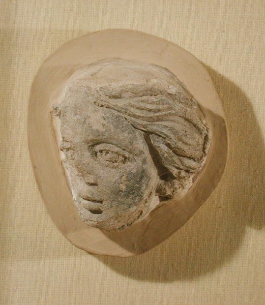 Reliéf zobrazující hlavu ženy z Tuniska (štuk) od Roman