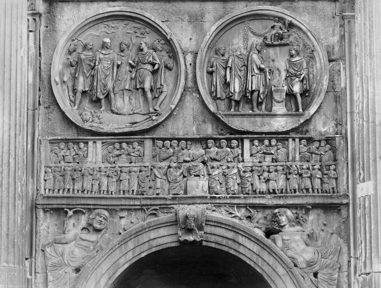 Reliéfní socha ze severní stěny Konstantinova oblouku, AD 315 (mramor) (černobílá fotografie) od Roman