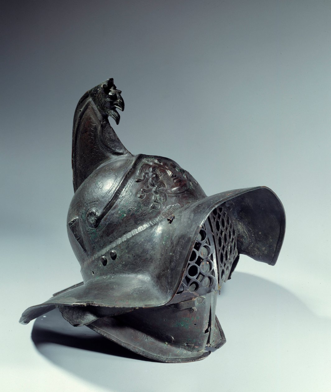 Roman Antiquite: Gladiator Helmet se používá během bojů. Najděte Pompeje. Paříž, Musee du Louvre od Roman