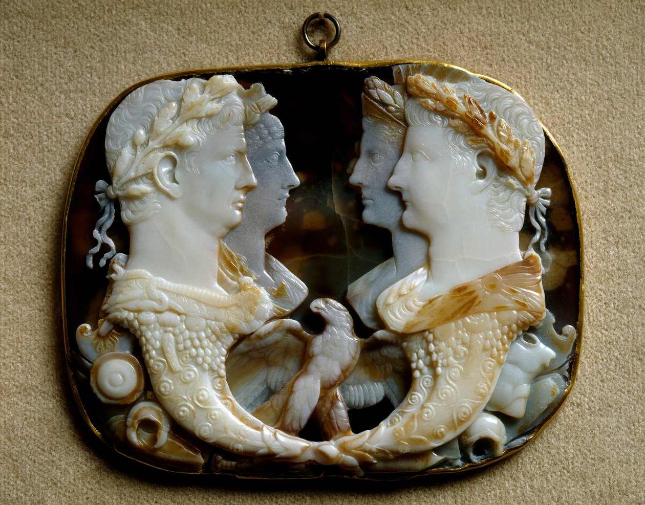 Římské umění: Onyx camee (Gemma Claudia) zdobí vyobrazení císařských párů Claude (Tiberius Claudius Drusus) (10 př. nl-54 n. l.) a jeho manželky Agrippine Mladé (15-59 n. l.) (Agrippina minor) (vlevo) a Caia Julia Caesara dit Germanicus (15 př. nl-19 n. l. od Roman