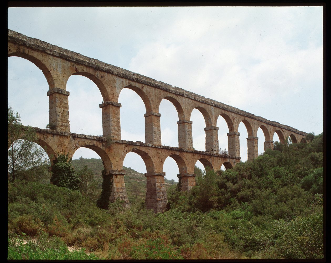 Římské umění: pohled na akvadukt v Tarragoně (akvadukt Ferreres nebo Pont du Diable) 1. století, Španělsko (Římské umění: pohled na římský akvadukt Pont de les Ferreres (Pont del Diable) Tarragona, Španělsko) od Roman