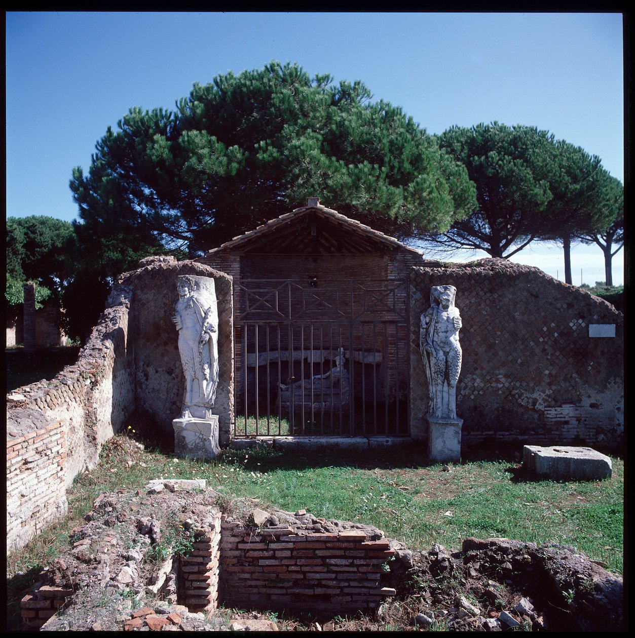 Římské umění: pohled na ruiny svatyně božského Attise (nebo Atyse), oblast IV od Roman