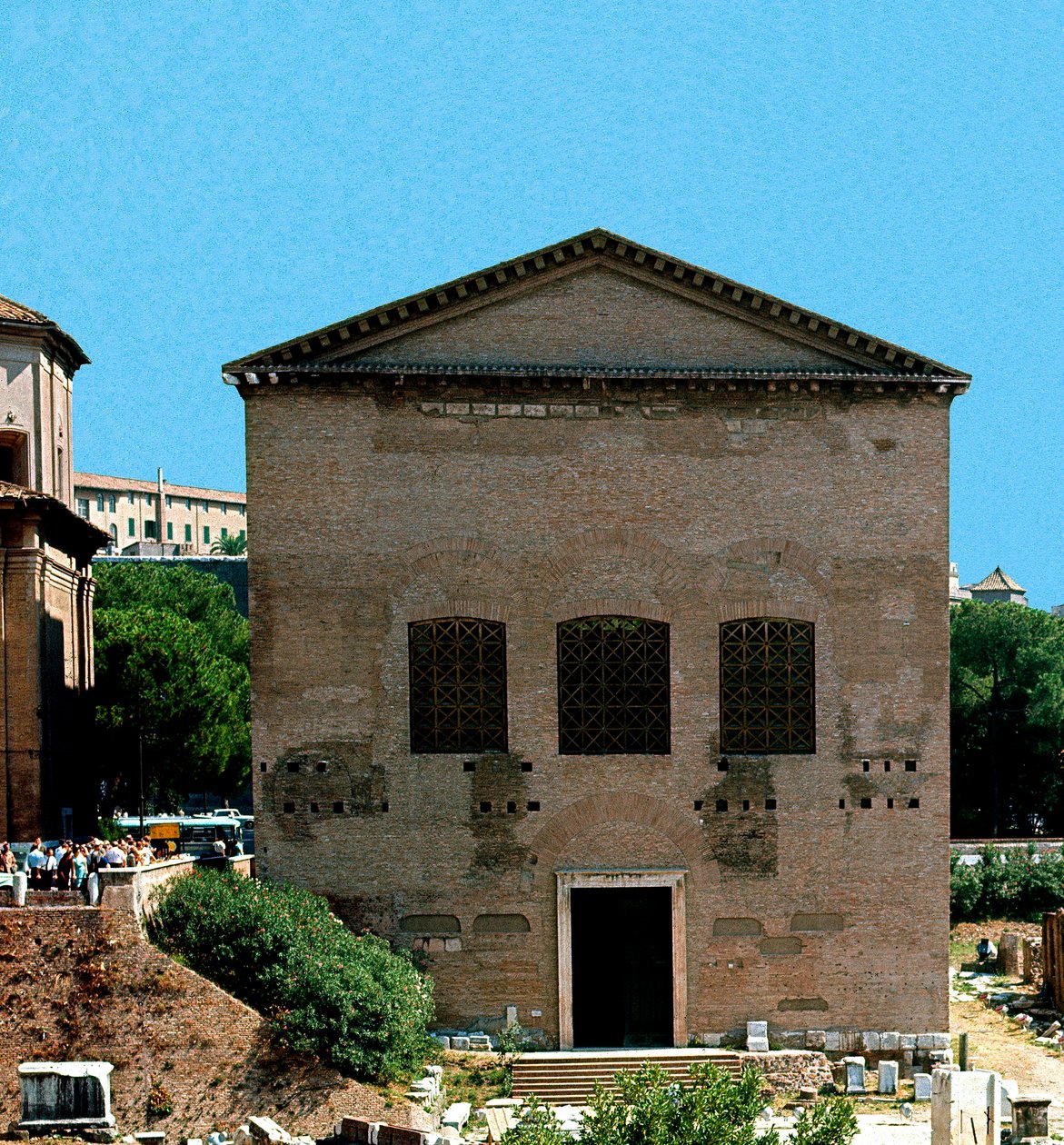 Forum Romanum: pohled na místo schůze kurie (kurie) Senátu. 1. století před naším letopočtem. Řím od Roman