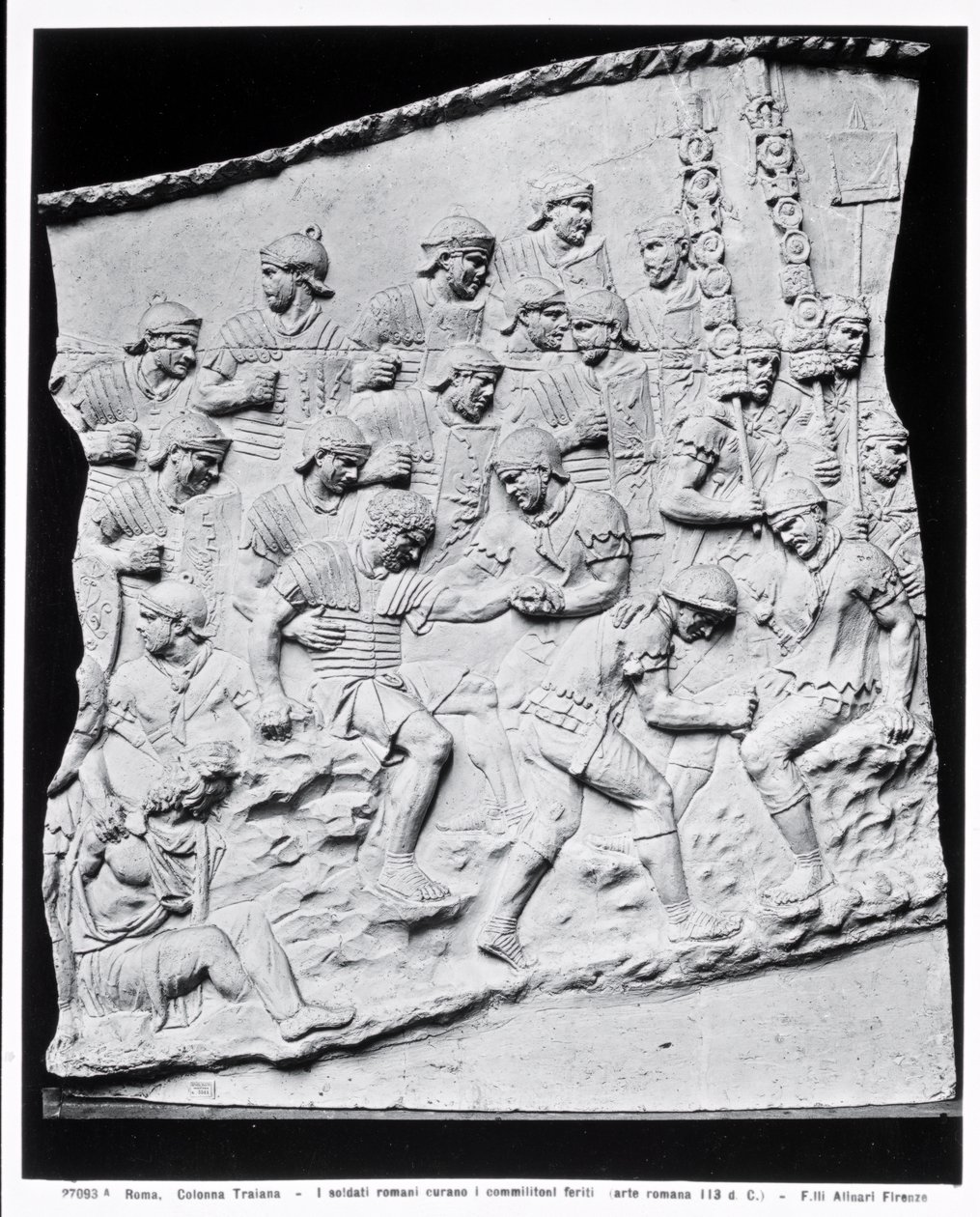 Římští vojáci ošetřují raněné, odlitek převzatý z Trajánova sloupu, AD 113 (mramor) (černobílá fotografie) od Roman