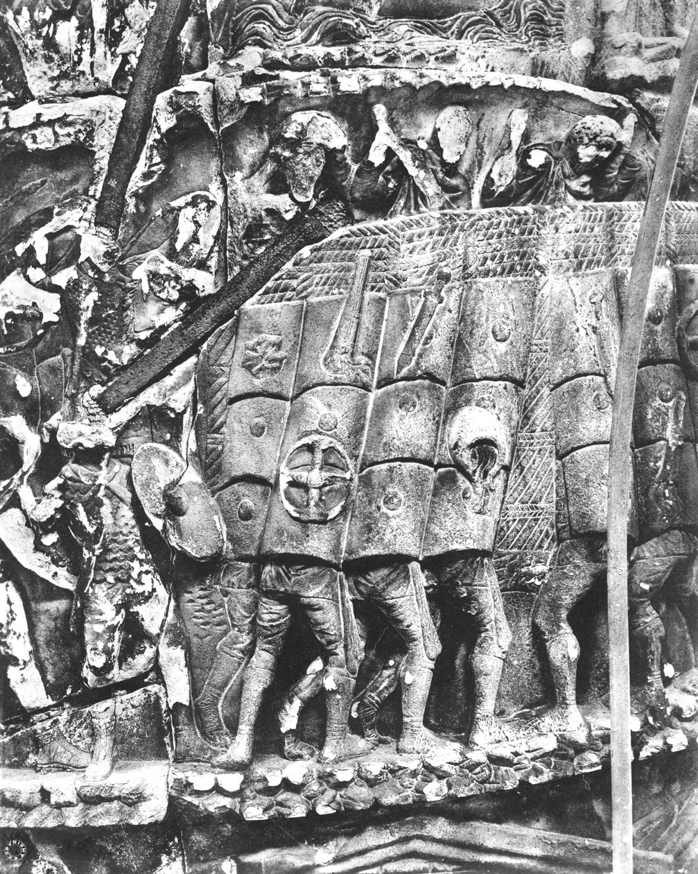 Římští vojáci používající metodu testudo během útoku, detail ze sloupu Marca Aurelia, AD 180-196 (mramor) (č/b foto) od Roman