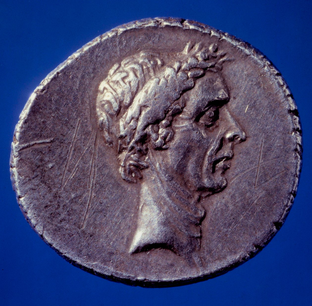 Římské umění: mince s podobiznou Julese Cesara (100–44 př. n. l.) – Paříž, BN od Roman