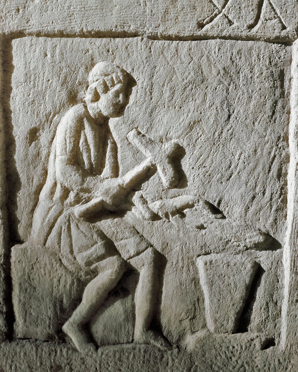 Římské umění: detail stély zobrazující kováře narážejícího kovem na kovadlinu. Z Konstantinopole. 1. století před naším letopočtem. Istanbul, Archeologické muzeum od Roman