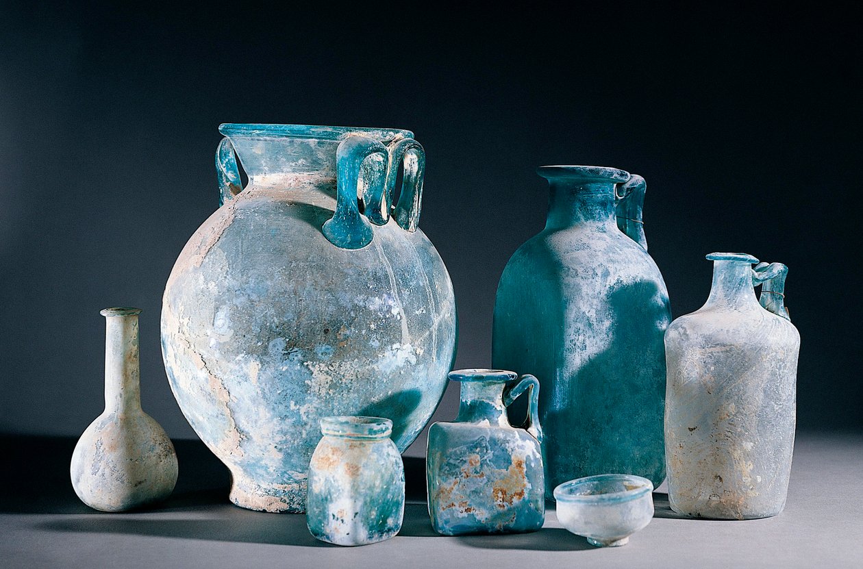 Římské umění: skleněné vázy a džbány. Z Pompejí. 1. století našeho letopočtu. Neapol, Národní archeologické muzeum od Roman