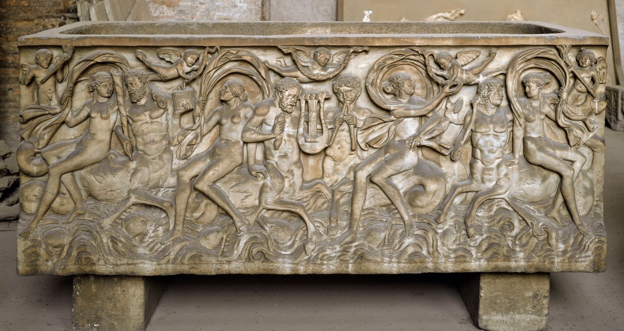 Římské umění: sarkofág zdobí nízké reliéfy představující průvod menád, kentaurů tančících a hrajících hudbu. Konec 3. stol. Museo Nazionale Romano (o delle Terme), Řím od Roman