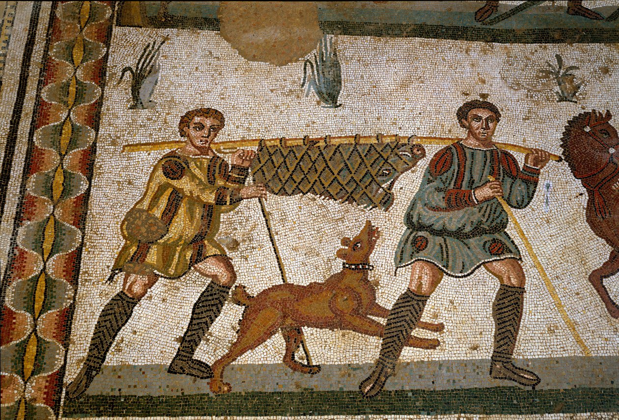 Římské umění: dva otroci nesou kance. Detail mozaiky „Malá lovecká družina“ 315-350 n.l. Piazza Armerina, Villa Romana del Casale od Roman