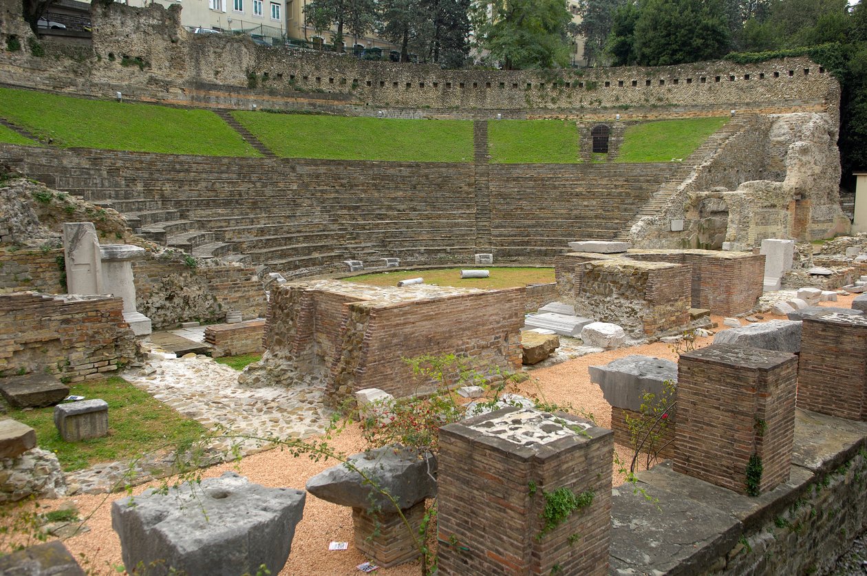 Římské umění: pohled na římské divadlo (1. př. n. l.), Terst Itálie (foto) od Roman