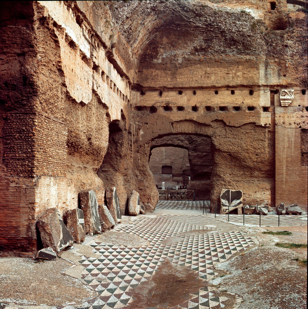 Římské umění: pohled na caldarium (calidarium) termálních lázní Caracalla v Římě. Postavil je stejnojmenný císař (asi 217). Řím od Roman