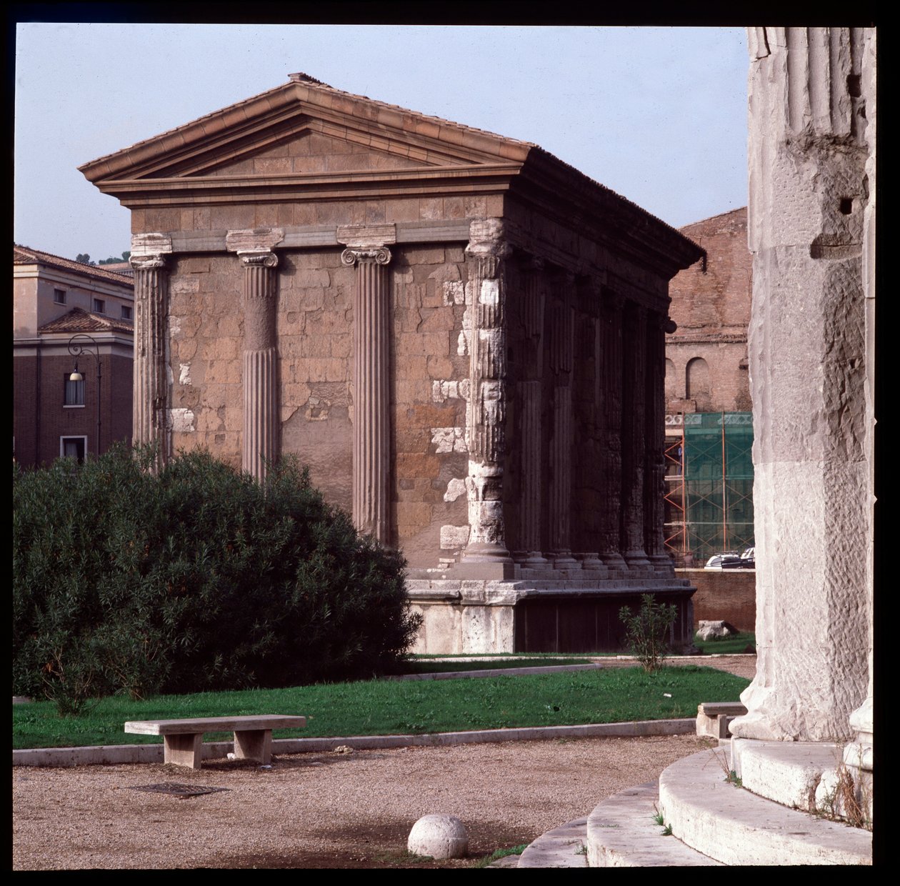 Římské umění: pohled na ruiny Chrámu Portuna (chrámu mužného štěstí), archeologické naleziště Boarium Forum, 70-80 n. l., Řím, Itálie (Římské umění: pohled na chrám Fortuna Virilis (Portunus) Řím, Itálie) Fotografie od Roman