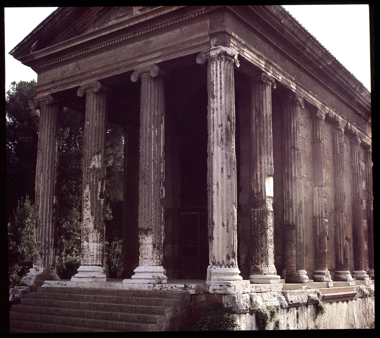 Římské umění: pohled na ruiny Chrámu Portuna (chrámu mužného štěstí), archeologické naleziště Boarium Forum, 70-80 n. l., Řím, Itálie (Římské umění: pohled na chrám Fortuna Virilis (Portunus) Řím, Itálie) Fotografie od Roman