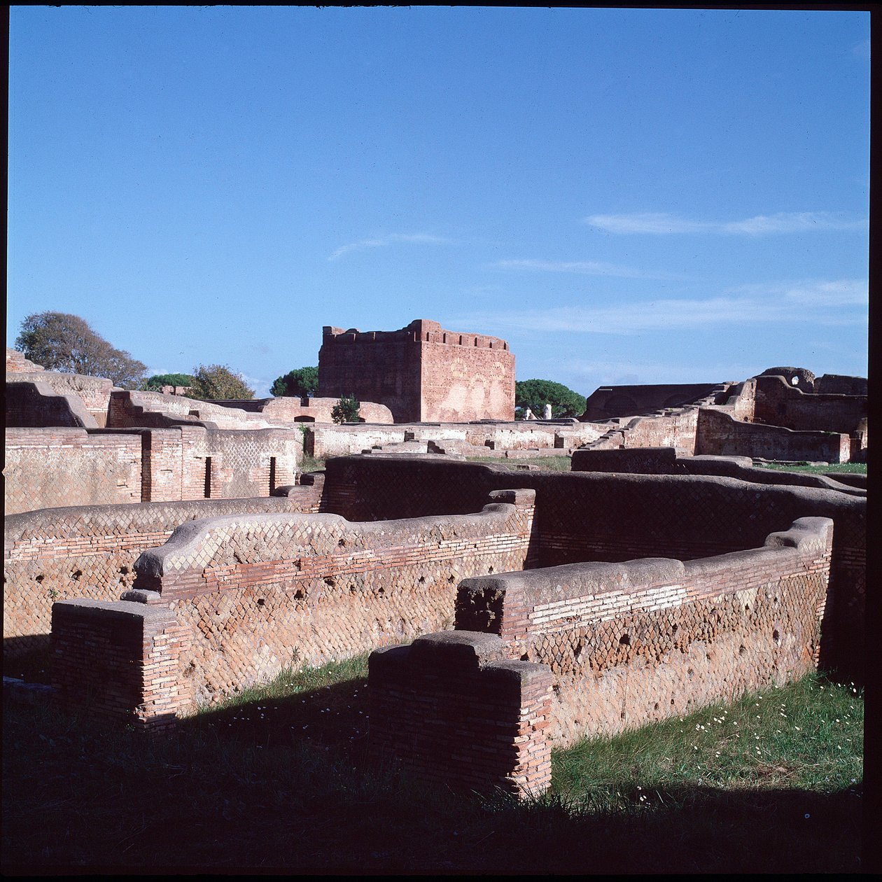 Římské umění: pohled na ruiny archeologického naleziště Ostia od Roman