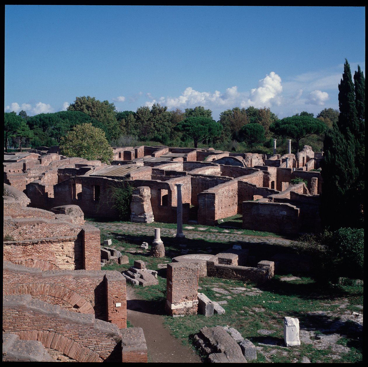 Římské umění: pohled na ruiny archeologického naleziště Ostia od Roman