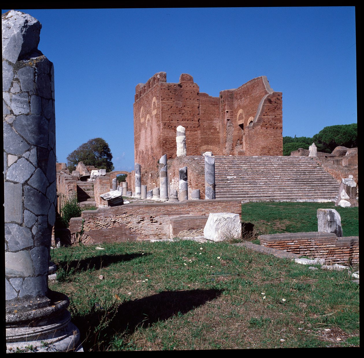 Římské umění: pohled na ruiny hlavního města, archeologické naleziště Ostia od Roman