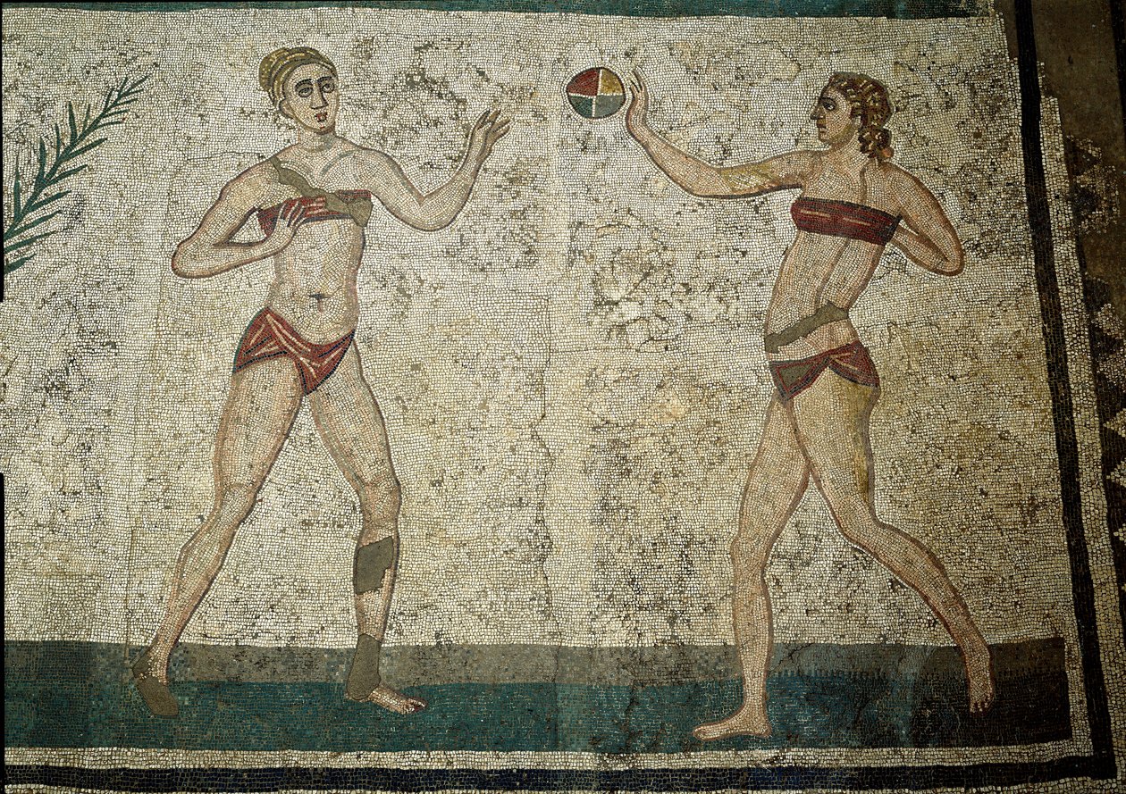 Římské umění: mladé ženy hrající míč. Mladí Římané se zabývali tělesnými cvičeními. Nosí bederní roušku kolem ledvin a strofium od Roman