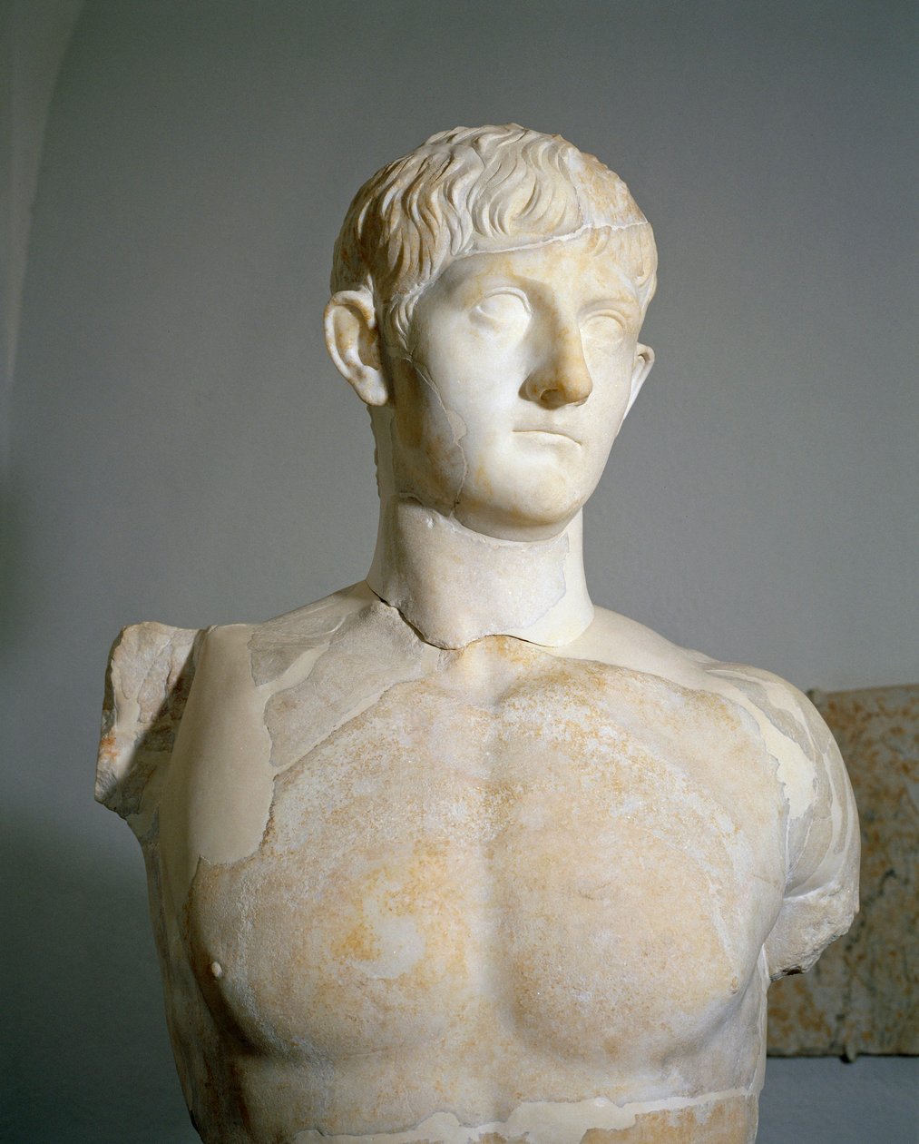 Římská civilizace, mramorová socha Drusa III., syna Germanica a Agrippiny starší z Roselle, Augusteum, Toskánsko, Itálie od Roman