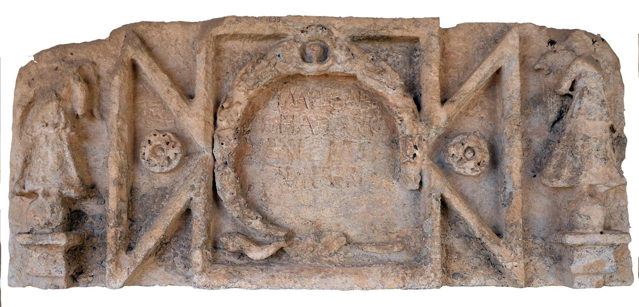 Římský nápis zmiňující císaře Hadriana z akvaduktu Caesarea na vysoké úrovni, Shuni, Izrael, 2. století našeho letopočtu (kámen) od Roman