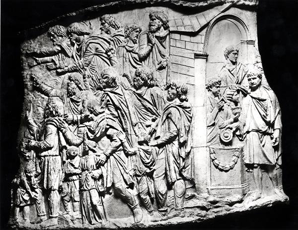 Obětní scéna, odlitek převzatý z Trajánova sloupu, AD 113 (omítka) (č/b foto) od Roman