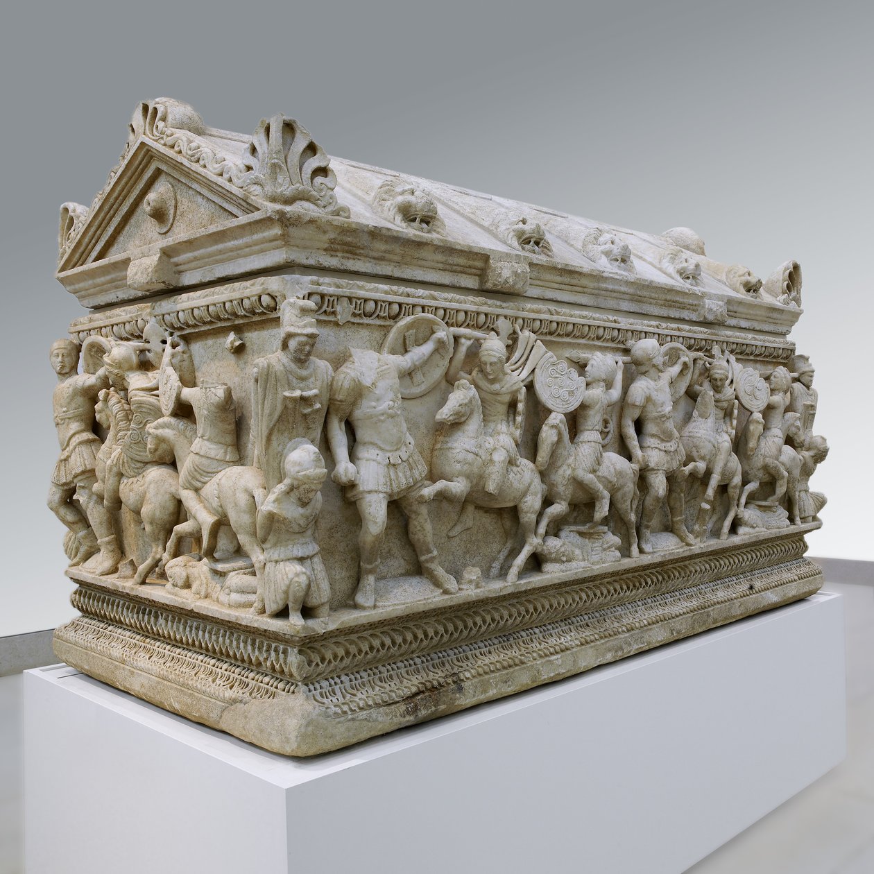 Sarkofág zobrazující bitvu mezi vojáky a Amazonkami, AD 140-170 (mramor) od Roman