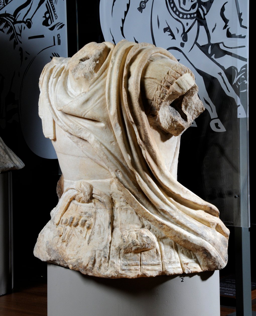 Vyřezávané torzo jezdce považovaného za kopii původní bronzové sochy Alexandra Velikého, cca 75-25 př. n. l. (mramor) (viz také 371174) od Roman