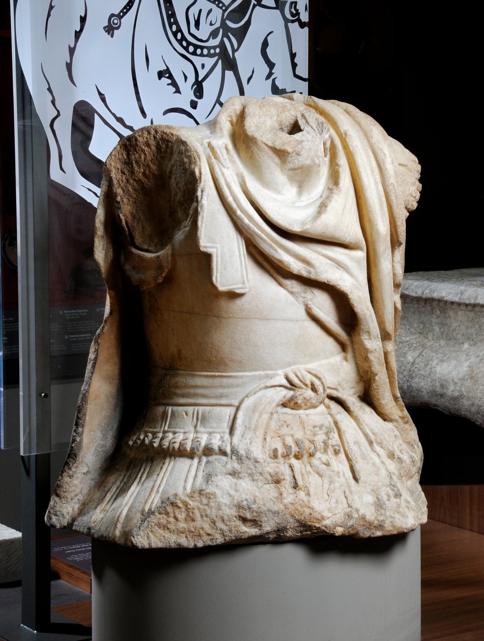 Vyřezávané torzo jezdce považovaného za kopii původní bronzové sochy Alexandra Velikého, cca 75-25 př. n. l. (mramor) (viz také 371175) od Roman