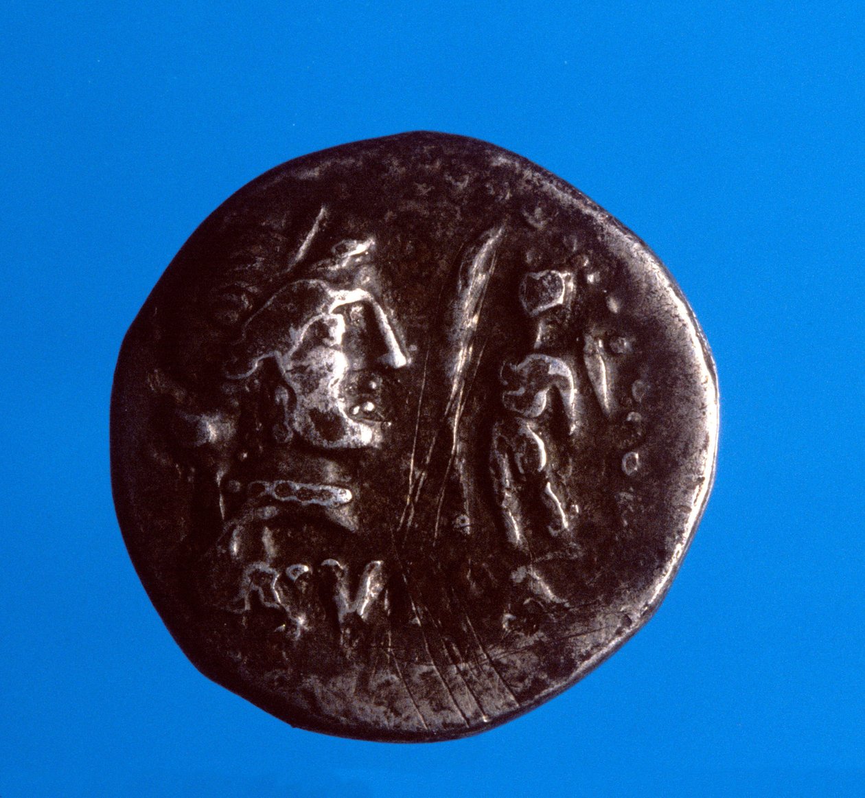 Stříbrná mince s podobiznou římského politika Luciuse Cornelia Sully (Silla nebo Sylla) (138-68 př. n. l.) zasažena v roce 87 př. n. l. od Roman