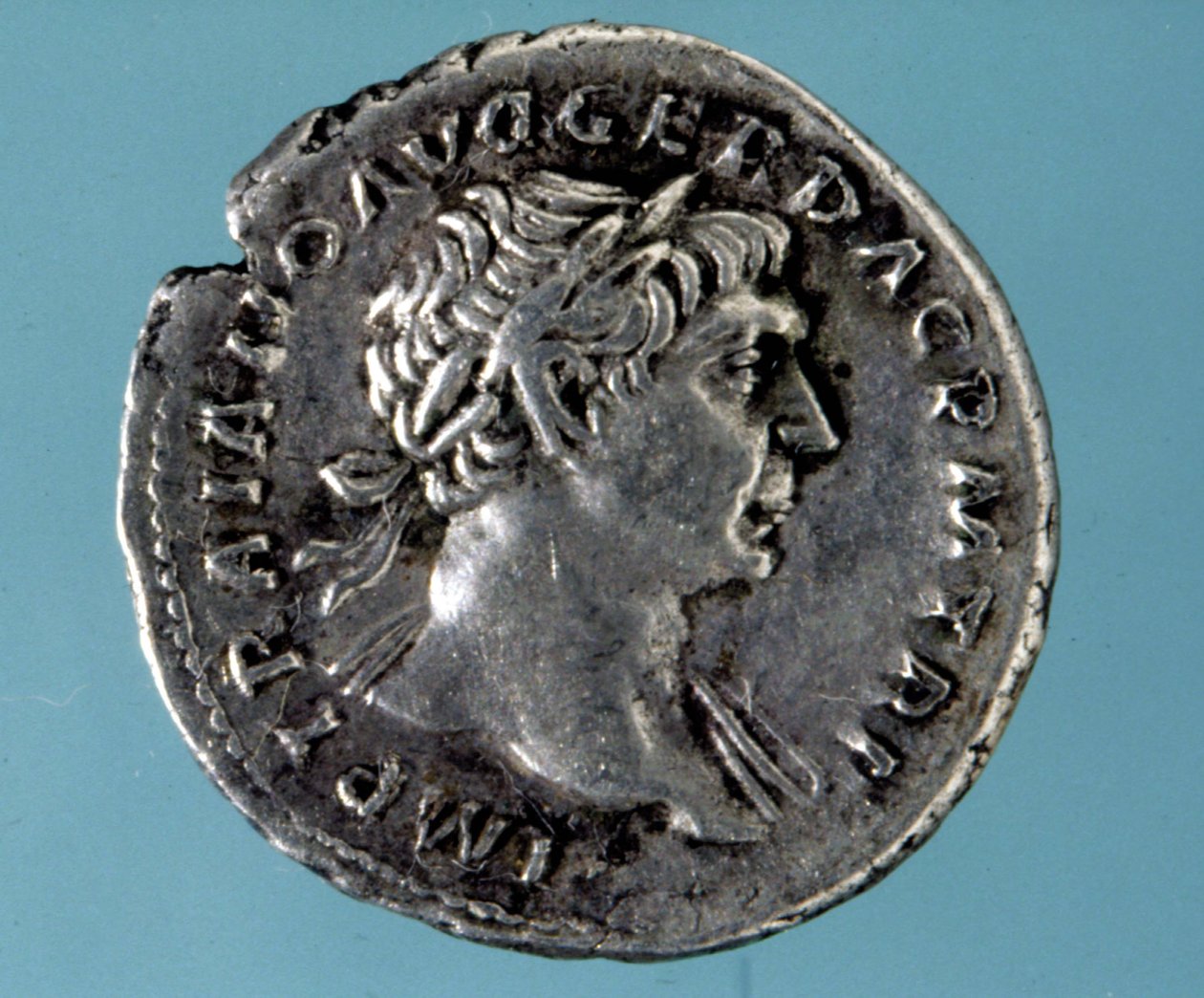 Stříbrná mince s podobiznou románského císaře Trajána (53 - 117). Sbírka milánské medaile. od Roman