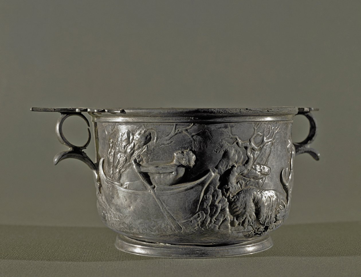 Stříbrný skyphos, 2. století před naším letopočtem od Roman