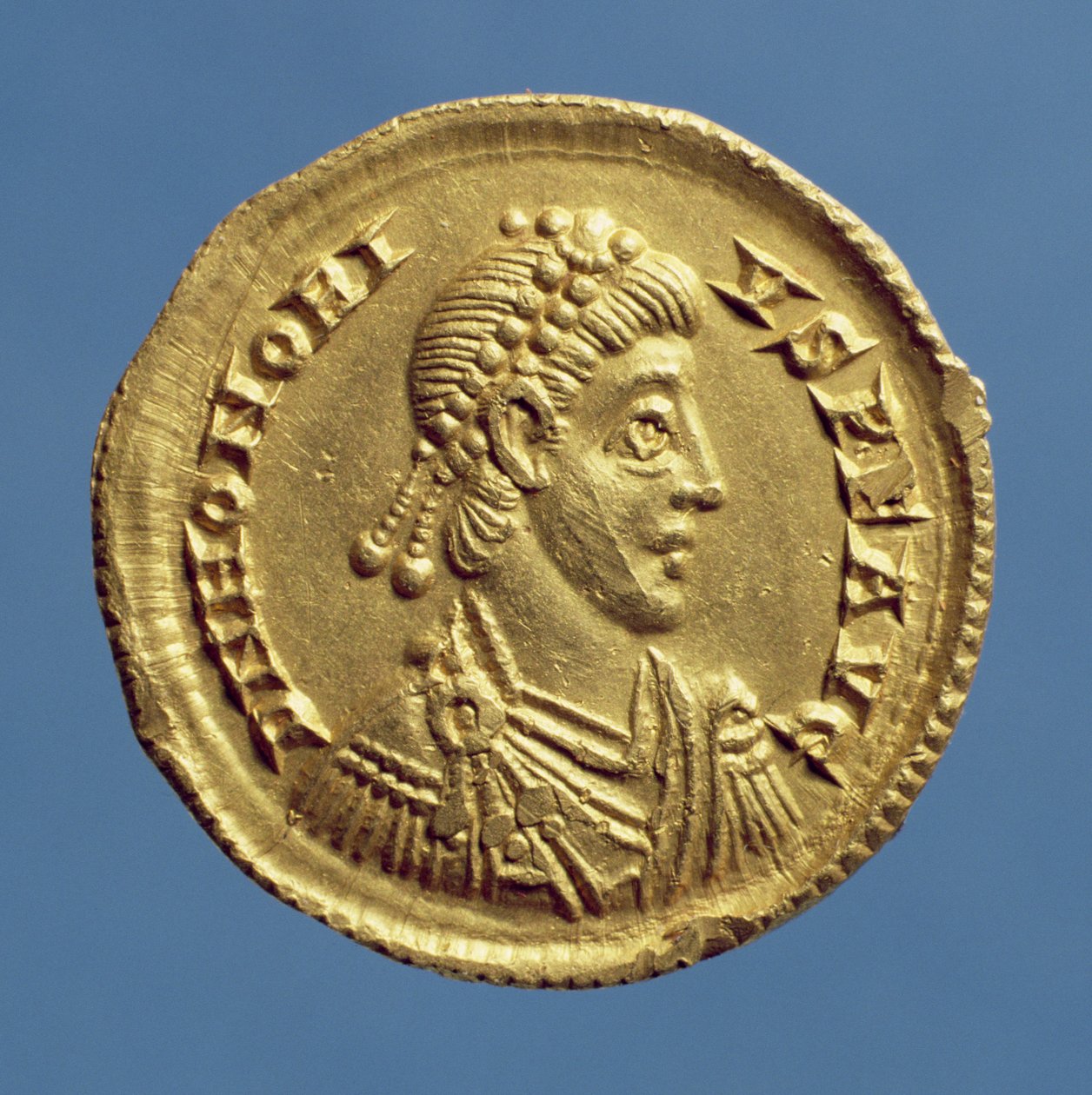 Solidus (avers) z Honoria (393-432) závěsy, kyrys, na sobě diadém. Nápis: D N HONORIVS P F AVG (zlato) od Roman