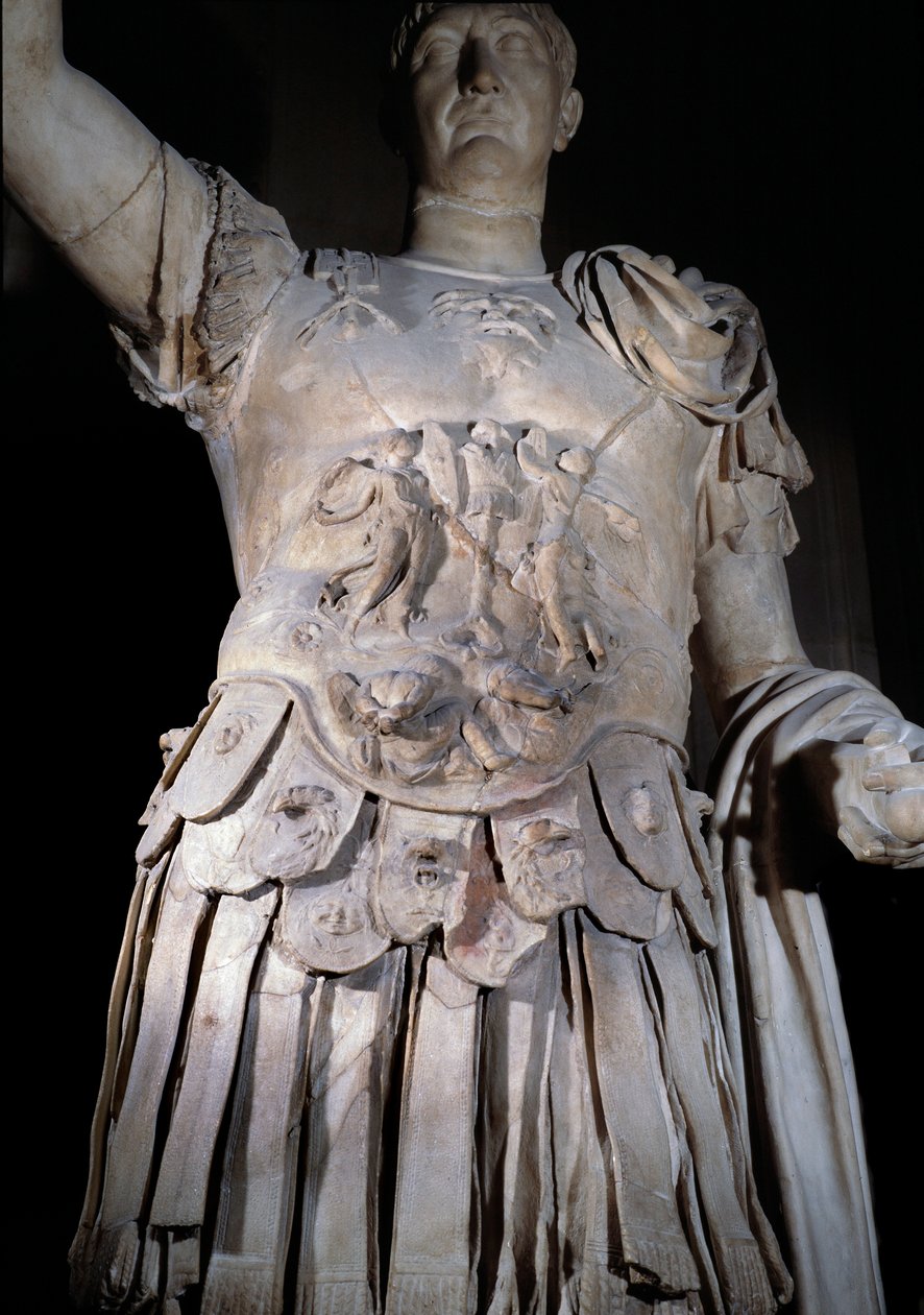 Socha římského císaře Traiana (Marcus Ulpius Traianus nebo Traiano) (53-117 nl) stojící, bitevní loď. Detail zbroje představující císaře Domitiana (Domiziano nebo Domitianus) (51-96). Kolem roku 108 n.l. Sun 2 m Paříž, muzeum Louvre od Roman