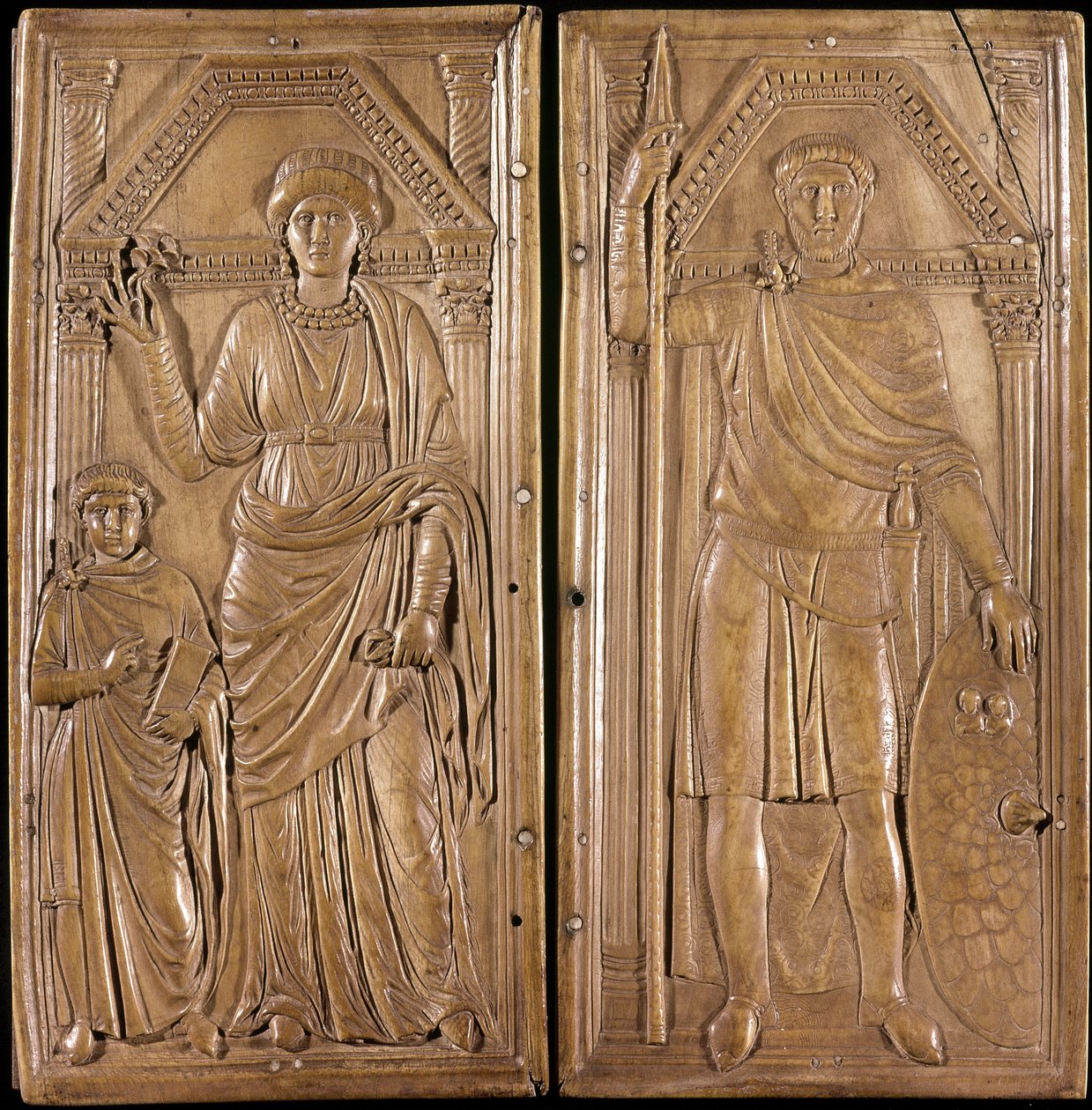 Stilicon (Flavius Stilicho nebo Stiliccho, 360-408), generál a politik starověkého Říma barbarského původu (vandal otec a římská matka). “”Diptych Stilicon””: Stilicon pistole a jeho manželka Serena a jeho syn Eucherio. Slonovina kolem 400. Tresor of the od Roman