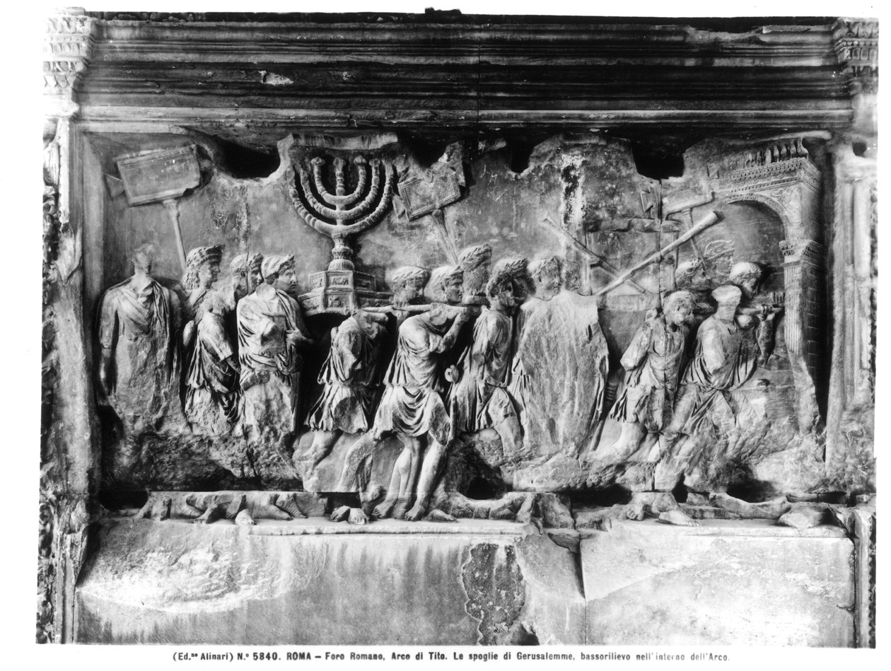 Titův oblouk, detail chrámových pokladů nesených po plenění Jeruzaléma v roce 70 n. l., 81 n. l. (kámen) (černobílá fotografie) od Roman