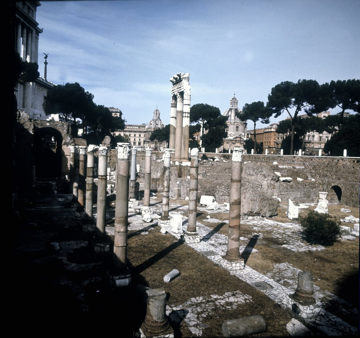 Caesar Forum začalo v roce -54 př. n. l. a skončilo za císaře Augusta (Octaviana nebo Octaviana) (63 př. n. l. - 14). Řím. od Roman